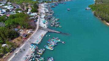 antenne visie van plaats een visvangst dorp, vung tau stad. een visvangst haven met tsunami bescherming beton blokken. stadsgezicht en traditioneel boten in de zee. video