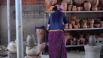 kvinna Arbetar på bau truc krukmakeri by i phan ringde, ninh thuan provins, vietnam. resa begrepp video