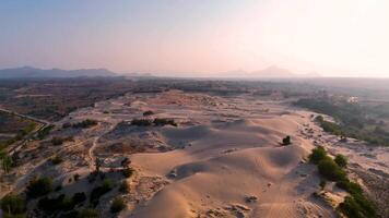 aérien vue de nam cuong le sable dunes, neuf thuan province, vietnam. il est un de le plus magnifique des endroits dans vietnam video