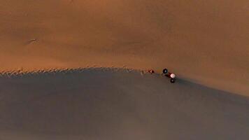 aereo Visualizza di un' contadino donna trasporta un' bambù telaio su il spalla attraverso sabbia dune nel ninh gio Provincia, Vietnam. esso è uno di il maggior parte bellissimo posti nel Vietnam video