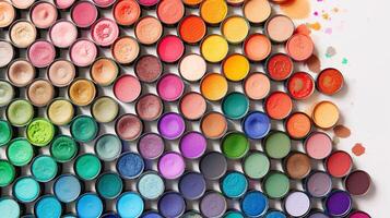 artístico maquillaje paletas, un Estallar de vibrante colores, son arreglado en un visualmente agradable conducta en contra el prístino blanco antecedentes foto