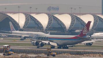 bangkok, Tailandia - marzo 01, 2023. boeing 747, lx-vce de cargolux spoilers arriba, Ve más despacio después aterrizaje a suvarnabhumi aeropuerto, lado vista. video