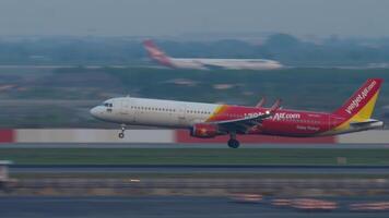 Bangkok, Tailândia - marcha 01, 2023. lado Visão do airbus a321-200, hs-vkg do thaivietjetair pousar, tocante a pista e travagem às Suvarnabhumi aeroporto, Bangkok video