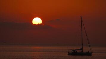 schön Aufnahmen von ein Yacht schwimmend, rot wolkig Sonnenuntergang Hintergrund. Konzept von Entspannung, Urlaub, Wiederherstellung von Stärke und Energie, Frieden und Ruhe video