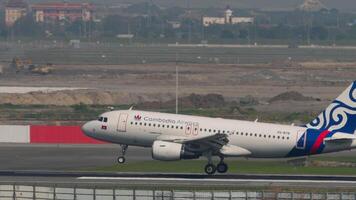 Bangkok, Tailândia - marcha 01, 2023. Civil avião airbus a319, xu-878 do Camboja vias aéreas pousar, tocante e desacelere às Suvarnabhumi aeroporto, Bangkok, lado visualizar. spoilers acima video