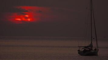 Segeln Yacht aus das Küste beim Dämmerung, beim Sonnenuntergang. schön filmisch Sonnenuntergang. Konzept von Entspannung, Urlaub, Wiederherstellung von Stärke und Energie, Frieden und Ruhe video