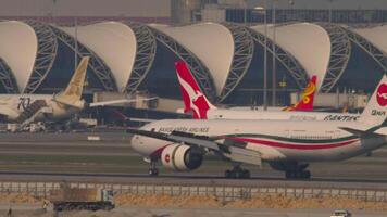 bangkok, Tailandia - marzo 01, 2023. fuselaje ancho boeing 777-300er, s2-ahm de biman Bangladesh aerolíneas frenado después aterrizaje a suvarnabhumi aeropuerto, lado vista. aeronave es llegando avión spoilers arriba video