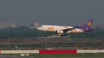 Bangkok, Thaïlande - Mars 01, 2023. Airbus a320, hs-txu de thaïlandais sourire atterrissage à suvarnabhumi aéroport, côté voir. avion est en arrivant. avion est émouvant le piste video