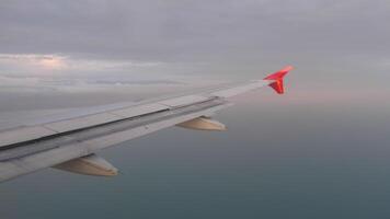 pov vue de le fenêtre de un avion dans vol. avion de ligne aile. avion en volant plus de le mer video