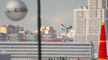 kazan, russo federação, Junho 15, 2019. Esportes avião extremo voar às a ar mostrar dentro kazan. espetacular façanha do uma luz aeronave video