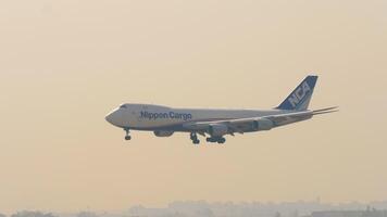 Bangkok, Thailand - maart 01, 2023. widebody boeing 747, ja15kz van nippon lading luchtvaartmaatschappijen naderen, aflopend. jumbo Jet landen, aankomen video