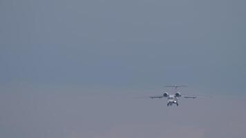 Moscou, russe fédération - juillet 29, 2021. an-72 de Russie fédéral frontière gardes aviation commander atterrissage à sheremetievo aéroport. militaire russe air Obliger video