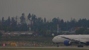 Moscou, russo federação - Julho 29, 2021. boeing 777 do aeroflot companhias aéreas taxiando. passageiro voo. conceito aviação. video