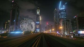 uae, dubai - förenad arab emirates 01 april 2024 museum av de framtida, trogen dubai metro rida på natt, en passagerares punkt av se av en natt rida på de dubai metro, med de stadens upplyst video