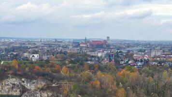 höst panorama av krakow stadsbild, utsikt de historisk stad av Krakow, med höstlig träd och urban horisont. video