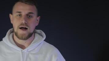 heftig Rapper mit Hand Geste, ein Nahansicht von ein ausdrucksvoll Rapper Herstellung ein Hand Geste. video