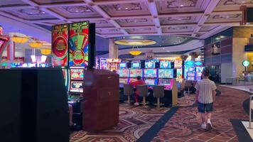 las vega, Nevada, Estados Unidos - 08 abr 2024 animado casino piso en las vega, un vistoso formación de espacio máquinas y invitados a un vibrante las vegas casino. video