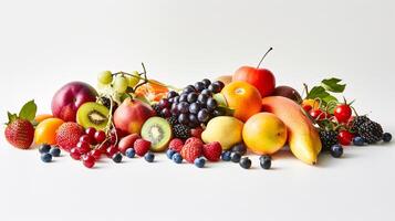 un abundante selección de fresco, vibrante frutas son dispersado ingeniosamente en el prístino blanco antecedentes foto