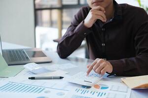 contadores son utilizando calculadoras a calcular presupuestos y inversiones. foto