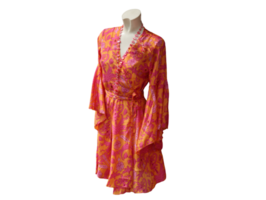 elegante rosado estampado túnica en maniquí png
