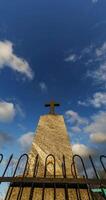 Zeit Ablauf von Stein Grab Kreuz gegen das Hintergrund von ein Blau Abend Himmel mit Wolken video