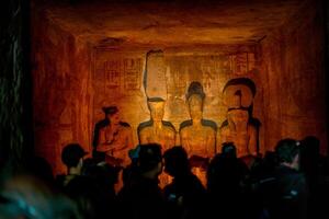 Asuán, Egipto - diciembre 23, 2022 - escena de cuatro estatuas de divinidades dentro el interior santuario de el genial templo de Ramsés ii en abu Simbel templos foto