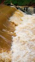 eso mira cerca a el desviación de turbio agua ese fluye rápidamente más allá el Perímetro represa. foto