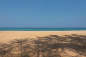 hermosa playa y azul cielo antecedentes a tailandés muang playa. foto
