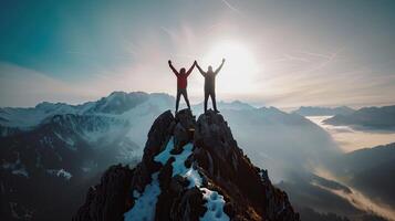 dos personas celebrando victoria a el parte superior de un montaña con Brillo Solar Al frente de ellos foto