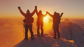 equipo de Tres personas celebrando victoria a el parte superior de un montaña con Brillo Solar Al frente de ellos foto