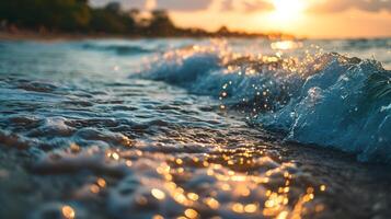 olas estrellarse en el playa con un borroso antecedentes de luz de sol, selectivo atención foto