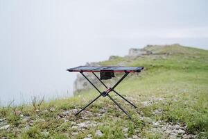 pequeño Talla marco mesa para cámping, mueble hecho de ligero materiales, trekking en el montañas, mesa para comiendo, turista equipo foto