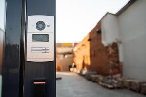 intercomunicador, electrónico puerta cerrar con llave, automático puerta, remoto acceso, tarjeta entrada, llamar, voz acceso, magnético puerta. foto