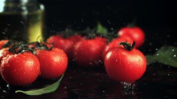 a tomate cai em a mesa com gotas do água. em uma Preto fundo. filmado é lento movimento 1000 quadros por segundo. video