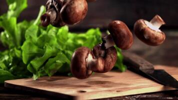 orologio un artistico di funghi e lattuga essere preparato su un' di legno taglio asse, Perfetto per cucinando tutorial o cucina contenuto. un' miscela di naturale ingredienti per un' delizioso piatto video