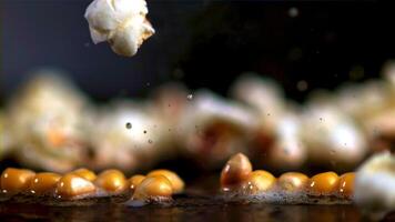 el súper lento movimiento de el palomitas de maiz grano explota con burbujas de aceite. filmado en un alta velocidad cámara a 1000 fps. alto calidad full HD imágenes video