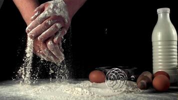 super langzaam beweging Koken geurig bakken met Mannen handen. Aan een zwart achtergrond.gefilmd Aan een hoge snelheid camera Bij 1000 fps. video