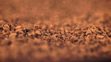 super langzaam beweging pellets van ogenblik koffie vallen in een hoop. macro achtergrond. gefilmd Aan een hoge snelheid camera Bij 1000 fps. video