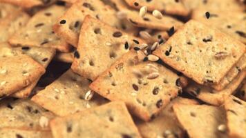 super lento movimento su il biscotti siamo caduta cereali di sesamo e orzo. macro sfondo.filmato su un' alta velocità telecamera a 1000 fps. alto qualità FullHD metraggio video