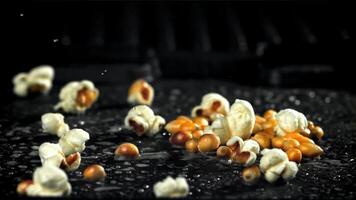 Popcorn explodiert im ein schwenken mit ein Spritzen von Öl. gefilmt auf ein schnelle Geschwindigkeit Kamera beim 1000 fps. hoch Qualität fullhd Aufnahmen video