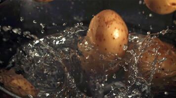 patatas otoño dentro el cacerola. filmado es lento movimiento 1000 fps. alto calidad full HD imágenes video