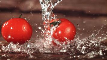 tomaat vallen Aan de tafel. gefilmd is langzaam beweging 1000 fps. hoog kwaliteit full HD beeldmateriaal video