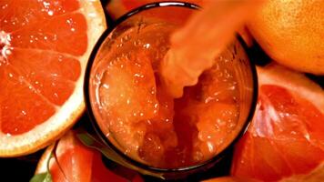 Super schleppend Bewegung Grapefruit Saft gegossen in das Glas Whirlpool. Makro Hintergrund.gefilmt beim 1000 fps. video