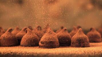 super lento movimento su il tartufi è versato cacao. su un' Marrone sfondo. girato su un' alta velocità telecamera a 1000 fps.alta qualità FullHD metraggio video