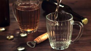 súper lento movimiento en el vaso vierte Fresco cerveza torbellino con salpicaduras en un de madera antecedentes. filmado en un alta velocidad cámara a 1000 fps. video