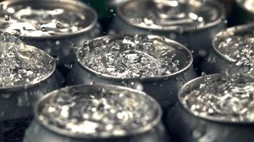 súper lento movimiento en estaño cerveza botellas gotas agua. macro antecedentes. filmado en un alta velocidad cámara a 1000 fps. video