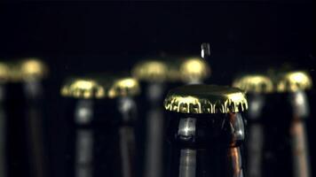 super langzaam beweging Aan de deksel van de bier fles druppels water. Aan een zwart achtergrond. gefilmd Aan een hoge snelheid camera Bij 1000 fps. video