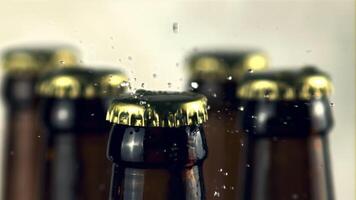 super langzaam beweging Aan de deksel van een glas bier fles druppels water. Aan een wit achtergrond.gefilmd Aan een hoge snelheid camera Bij 1000 fps. video