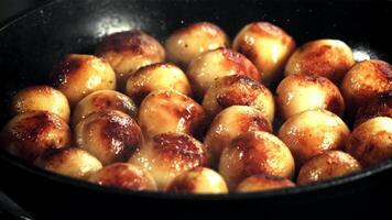 aardappelen zijn gebakken in een frituren pan met spatten van olie en heet stoom. macro achtergrond. gefilmd is langzaam beweging 1000 fps. video