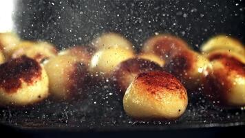 patate siamo fritte con spruzzi di olio e caldo vapore. macro sfondo. girato su un' alta velocità telecamera a 1000 fps. video